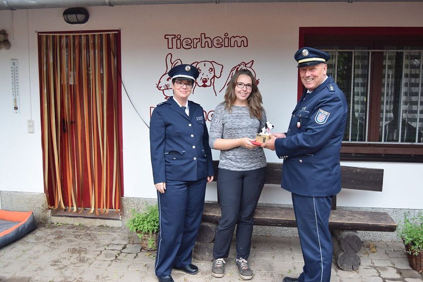 Bild: Am Montag &uuml;bergab der Leiter der Landespolizeiinspektion Nordhausen, Herr Polizeidirektor Detlev Schum eine Spende an das Tierheim in Nordhausen