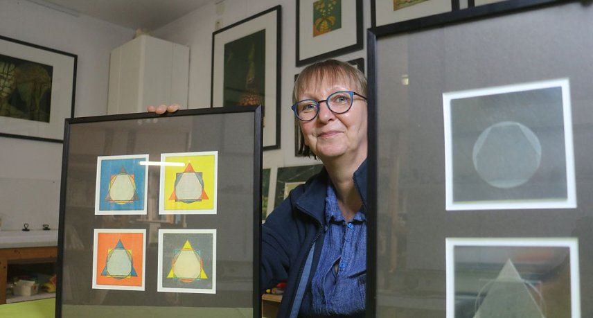Bild: Ute Zyrus-Gonska mit Druckplatten und dem fertigen Ergebnis