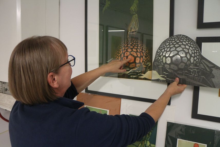 Bild: Ute Zyrus erkl&auml;rt Druckverfahren