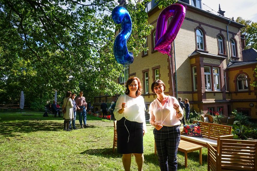 Bild: Die beiden Heilp&auml;dagoginnen Yvette Schatz (links) und Silke Schellbach haben j&uuml;ngst mit vielen der betreuten Familien und ihren Mitarbeitern ein Fest in Nordhausen anl&auml;sslich des 20-j&auml;hrigen Bestehens des Autismuszentrums gefeiert