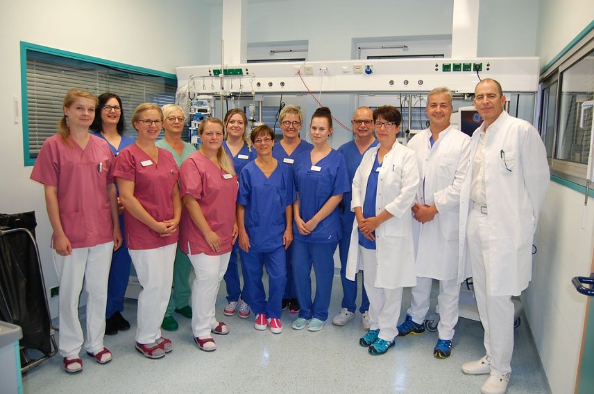 Bild: Dr. med. Frank Sch&ouml;ning gratuliert dem Team der Intensivmedizin 