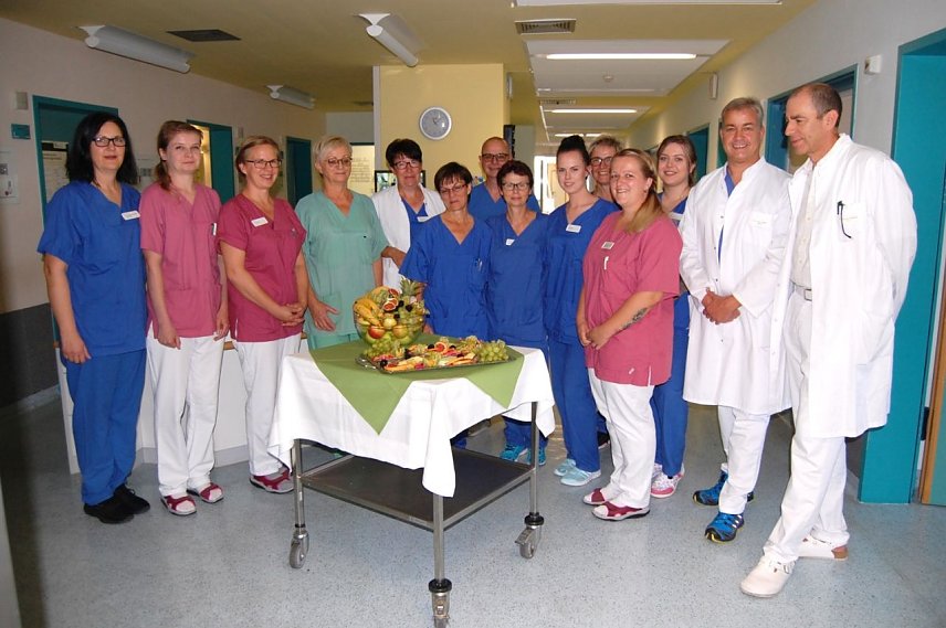Bild: Dr. med. Frank Sch&ouml;ning gratuliert dem Team der Intensivmedizin 