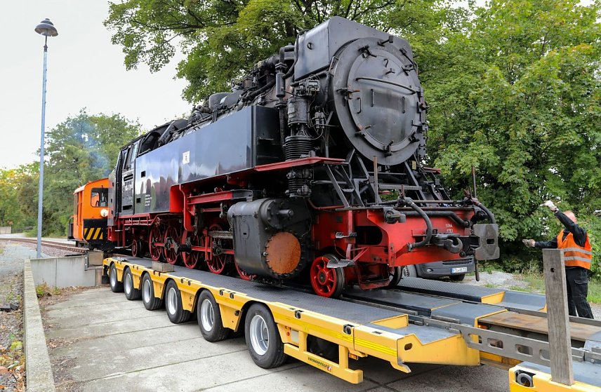 Bild: Auf nach Th&uuml;ringen: Am vergangenen Montag wurde die Brockenlok 99 7237 in Wernigerode auf einen Stra&szlig;entieflader der Eisenbahn- Bau- und Betriebsgesellschaft Pressnitztalbahn mbH verladen und ins Dampflokwerk Meiningen transportiert 