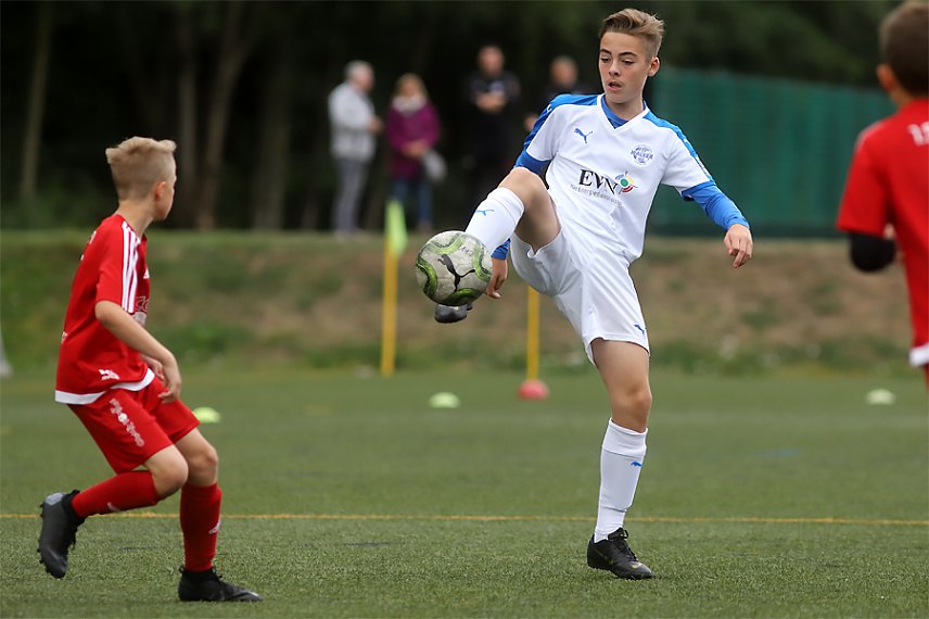 Bild: Lennard Grams konzentriert am Ball