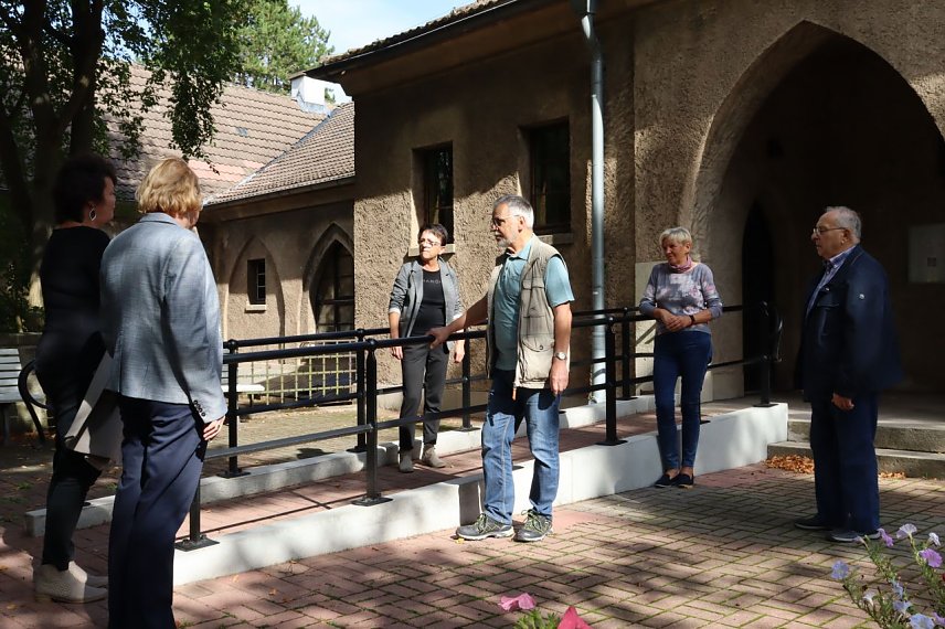 Bild: Seniorenvertretung besichtigite die sanierte Trauerhalle auf dem Hauptfriedhof