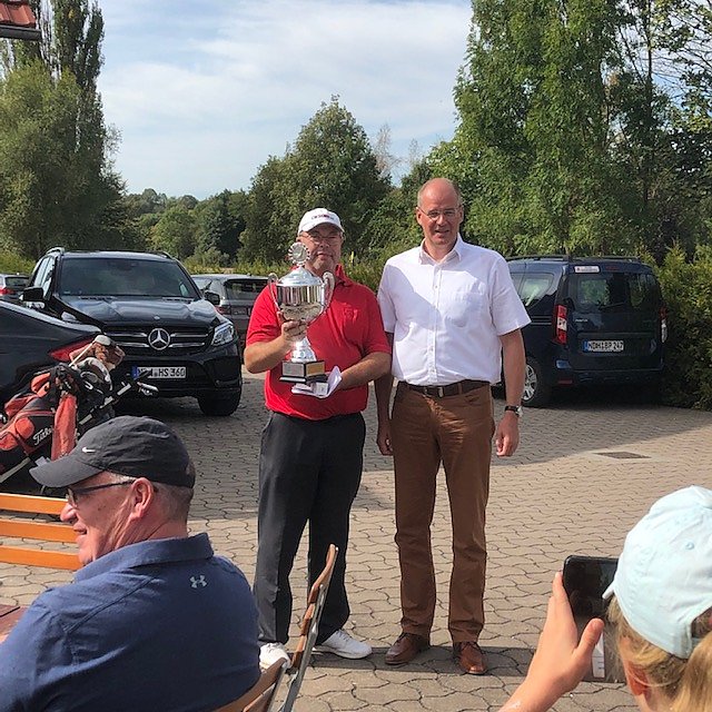 Bild: In der Auswertung konnte durch den Landrat Matthias Jendricke dem Turniersieger Frank Lindner (wiederholt) der - Wanderpokal des Landkreises 2019 - &uuml;bergeben werden  
