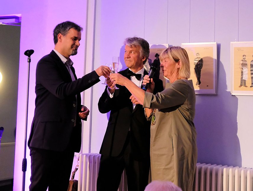 Bild: Oberb&uuml;rgermeister Kai Buchmann, Intendant Daniel Klajner und die Vorsitzende des Theater-F&ouml;rdervereins Barbara Rinke er&ouml;ffneten die Feierlichkeiten