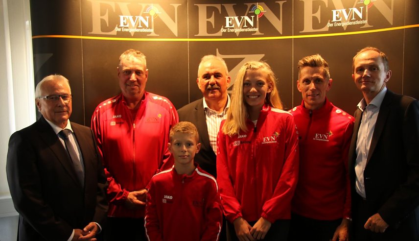Bild: Alte Bande neu gefestigt - v.l.: EVN Gesch&auml;fstf&uuml;hrer Rolf G&ouml;ppel, Trainer Jons Anhalt, Sportkoordinator a. D. Werner H&uuml;tcher, die Nachwuchstalente Damian Bachmann und Karolin Glasenapp, Seniorensprintmeister Marco Bachmann und EVN-Gesch&auml;fstf&uuml;hrer Mario Laufer