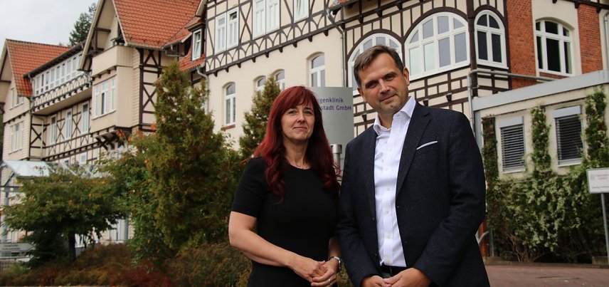 Bild: Partnersuche gegl&uuml;ckt: Klinikleiterin Antje M&uuml;ller und ICW Gesch&auml;ftsf&uuml;hrer Ingmar Wegner