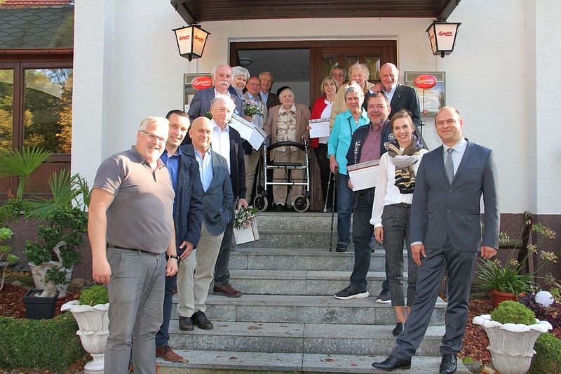 Bild: Die Geehrten. In der Mitte hinten: Christa Links, die seit 73 Jahren in der CDU ist