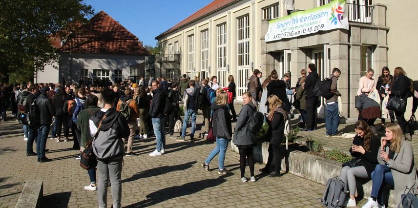 Bild: Neue Studierende begr&uuml;&szlig;t