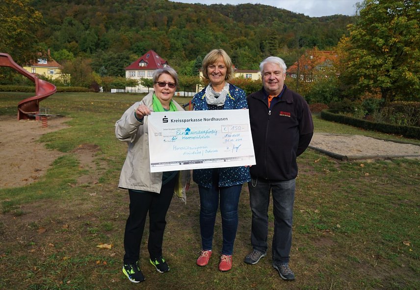 Bild: Christel und Frank-Dieter Meyer &uuml;bergaben an Ilfelds Ortschaftsb&uuml;rgermeisterin Petra Gerlach (Mitte) einen symbolischen Spendenscheck in H&ouml;he von 150 Euro