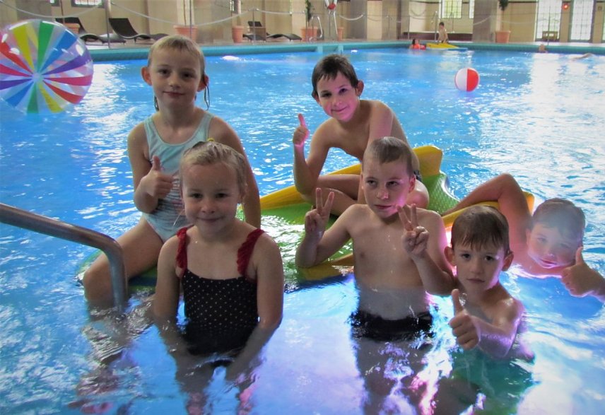 Bild:  Samantha, Emily, Tom, Till, Luiz und Theo freuen sich &uuml;ber den erfolgreichen Schwimmkurs im Badehaus