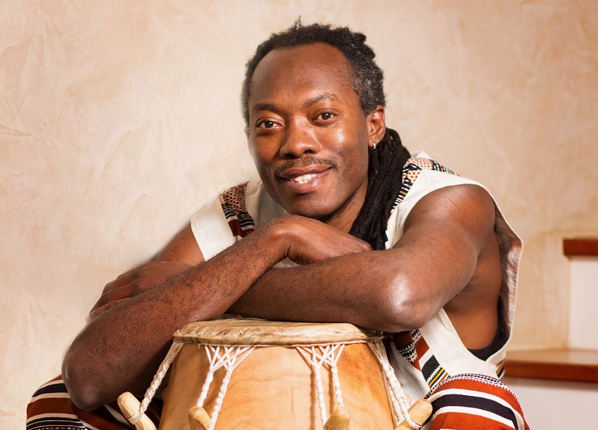 Bild: Kofi Quarshie ist einer der renommiertesten Percussionspieler Ghanas