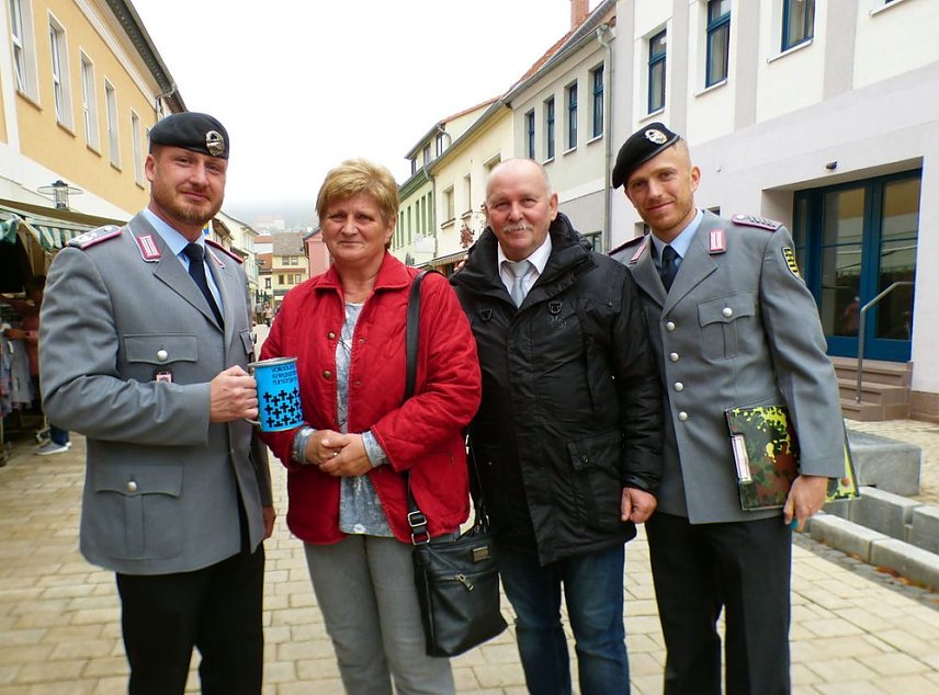 Bild: Soldaten sammeln f&uuml;r die Kriegsgr&auml;berf&uuml;rsorge