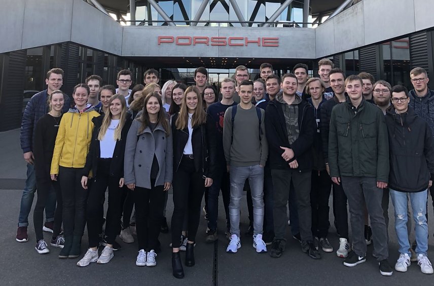 Bild: Zu Besuch im Porsche-Werk Leipzig: Sch&uuml;lerinnen und Sch&uuml;ler des Schiller-Gymnasiums