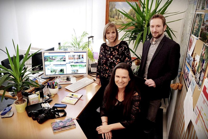 Bild: Elvira Stockmar, Tina Bergknapp von der Hochschule Nordhausen und Nicolas Berg von der Agentur Grafix21 (v.l.)