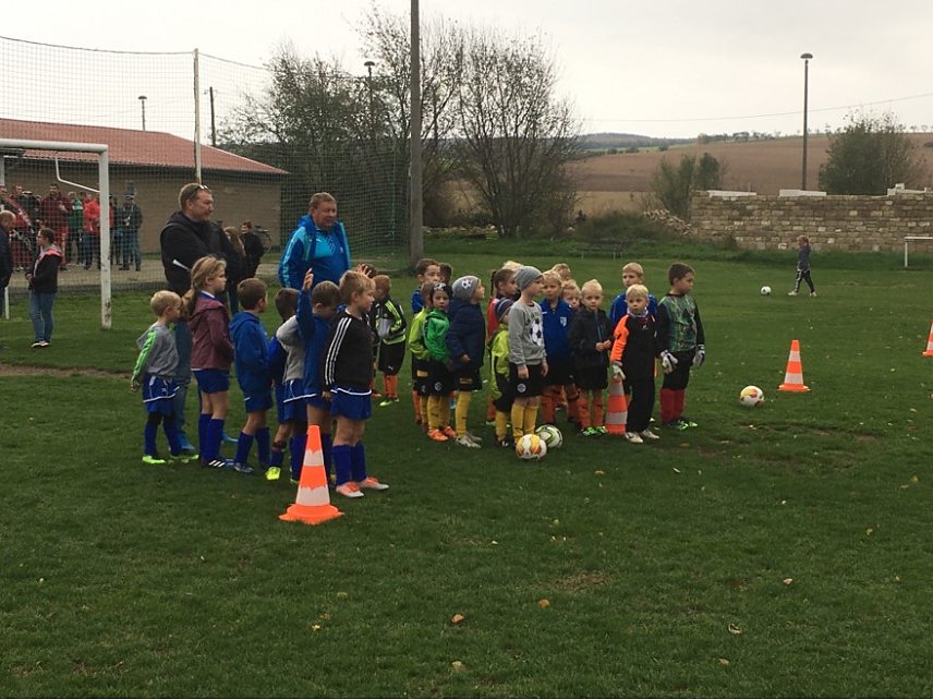 Bild: Die Kinder unserer Mannschaft in Gehofen: Oben: Tom Fuhrmann, Mika Lingst&auml;dt, Oskar Weise, Trainer Frank Ludwig; Unten: Leonart Konstantin G&ouml;risch, Daniel Weise  (v.l.n.r.)