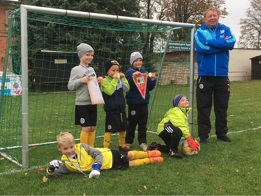 Bild: Die Kinder unserer Mannschaft in Gehofen: Oben: Tom Fuhrmann, Mika Lingst&auml;dt, Oskar Weise, Trainer Frank Ludwig; Unten: Leonart Konstantin G&ouml;risch, Daniel Weise (v.l.n.r.)