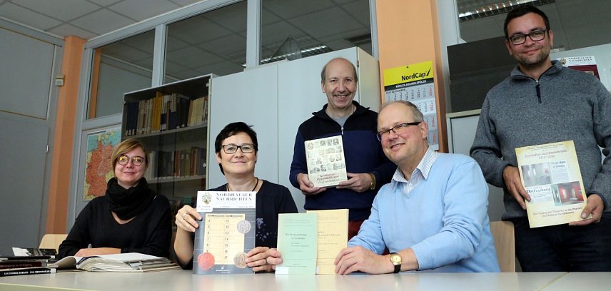 Bild: Das Team des Stadtarchivs um Dr. Theilemann mit &auml;lteren und j&uuml;ngeren Publikationen zur Nordh&auml;user Geschichte