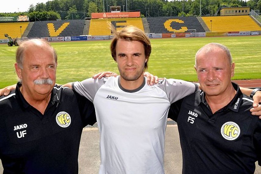 Bild:  "Wir m&uuml;ssen vier Vereine hinter uns lassen!" VFC-Trainer Falk Schindler (Bildmitte)