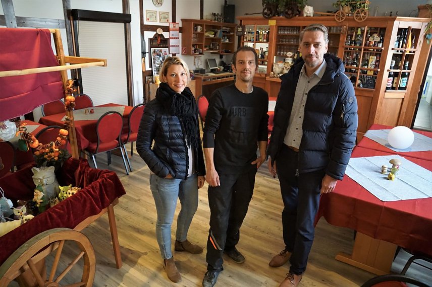 Bild: Bauamtsmitarbeiterin Sophie Walther und Harztor-B&uuml;rgermeister Stephan Klante haben sich gemeinsam mit P&auml;chter Stefan Hofmann (Mitte) kurz vor der Wiederer&ouml;ffnung ein Bild von den Arbeiten im Sachswerfer Handwagen gemacht