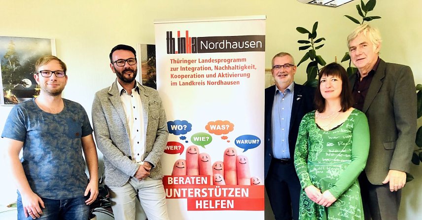 Bild: Stefan Meyer (Hauptamtsleiter Gemeinde Sollstedt), Thomas Herwig (Gesch&auml;ftsf&uuml;hrer Kreisjugendring Nordhausen e.V.), Stefan N&uuml;&szlig;le (1. Beigeordneter), Antje G&auml;de (Projektmitarbeiterin) und Claus Adam (B&uuml;rgermeister Sollstedt) 