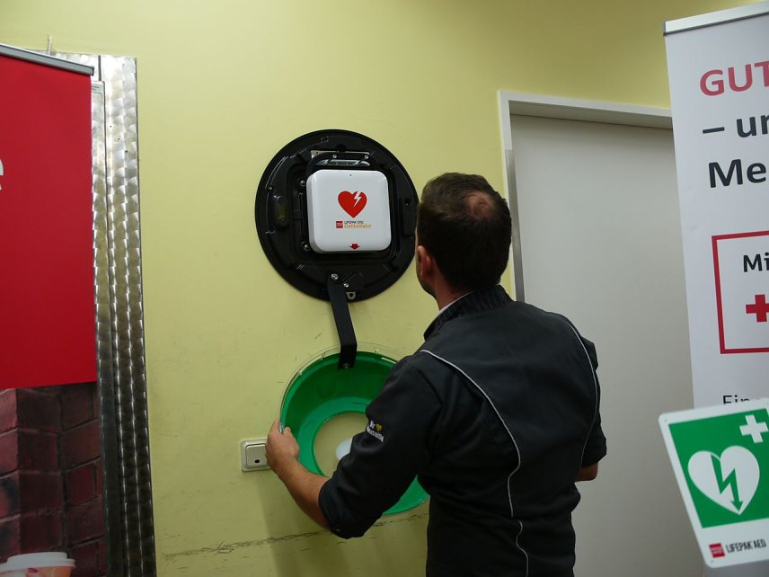 Bild: Christian Schneider verschlie&szlig;t den Defibrillator