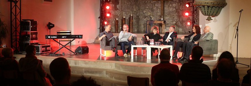 Bild: v.l.: Theaterintendant Daniel Klajner, Journalist Peter-Stefan Greiner, Ministerin Birgit Keller, Unternehmer Oliver W&ouml;nnmann, Theaterp&auml;dagogin Eva Lankau und B&uuml;rgerrechtler Matthias T&uuml;rp