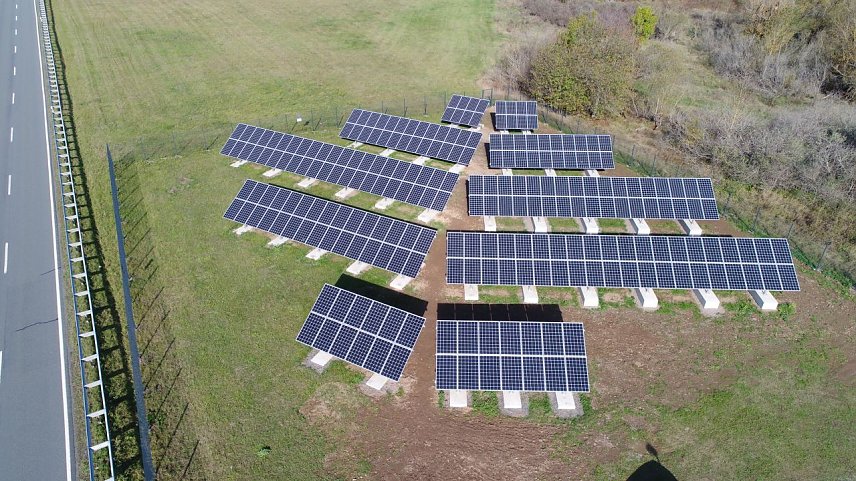 Bild: Blick auf die neue PV-Anlage in der Ellricher Zorgeaue. Die Anlage versorgt die drei Trinkwasserbrunnen mit Strom
