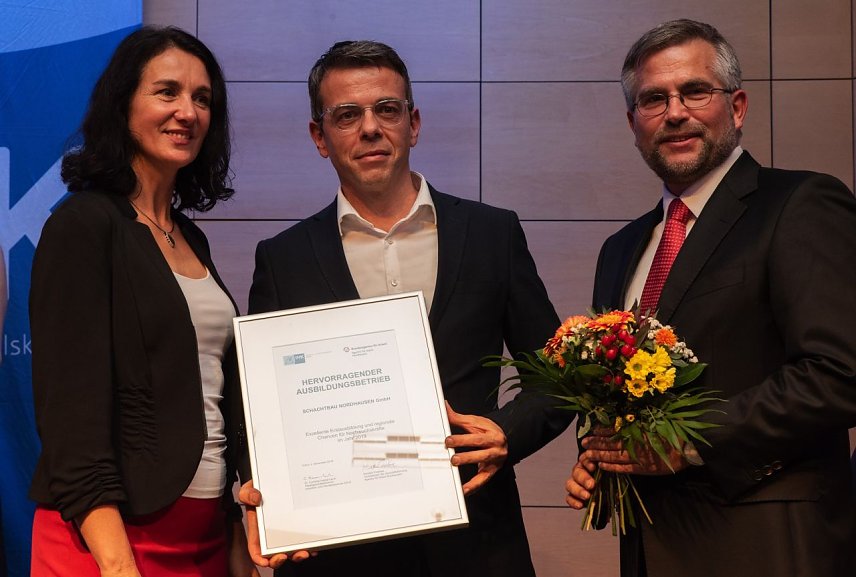Bild: v.l.n.r.: Dr. Cornelia Haase-Lerch (IHK Erfurt), Andr&eacute; Ponndorf (SCHACHTBAU Nordhausen GmbH), Karsten Frob&ouml;se (AA Nordhausen)