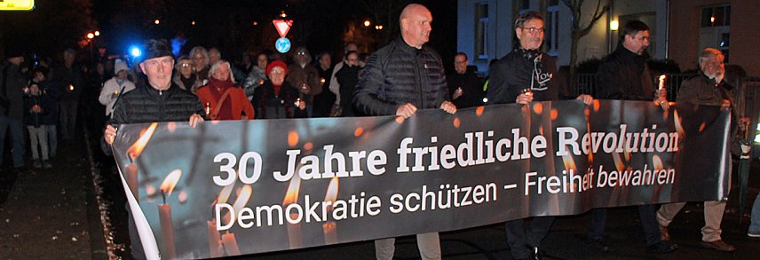 Bild: Friedensgebet mit Friedensmarsch