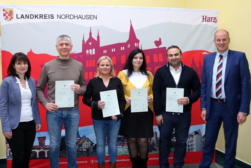 Bild: Landrat Matthias Jendricke hat heute eine vierk&ouml;pfige Familie aus dem Libanon, eine Frau aus Polen und einen Mann, der aus der Ukraine stammt, offiziell eingeb&uuml;rgert.
