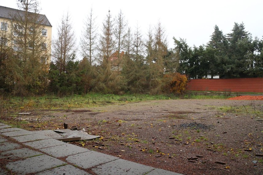Bild: Auf dem Areal der abgerissenen Leichtbauhalle der Grundschule soll ein &ouml;ffentlich nutzbarer Bolzplatz entstehen