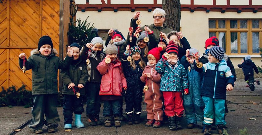 Bild: Die Kinder des &ouml;kumenischen Kindergartens schm&uuml;ckten heute morgen die Weihnachtsb&auml;ume vor der Blasiikirche