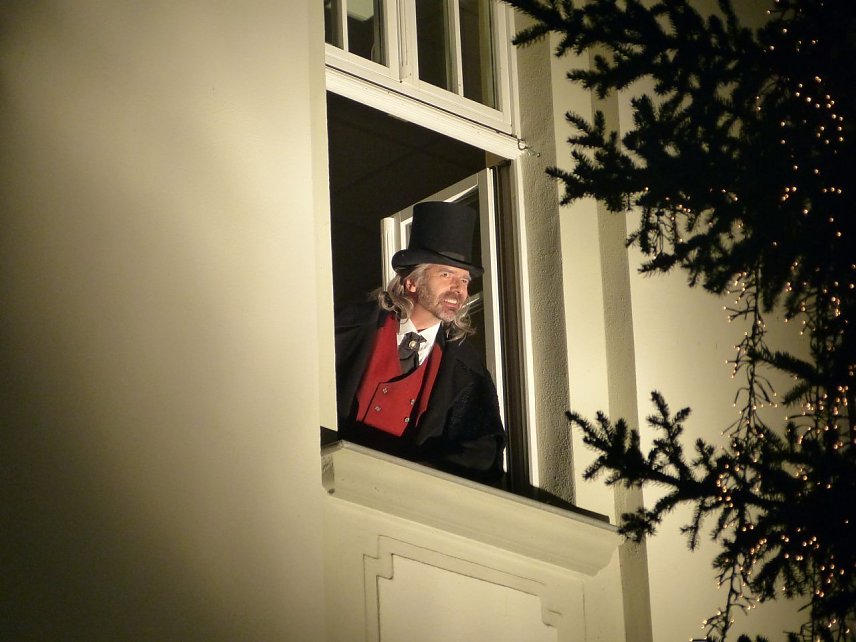 Bild: Hinter dem 8. T&uuml;rchen des Theater-Adventskalenders wartete heute Ebenezer Scrooge
