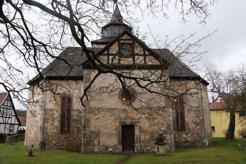 Bild: Das Gem&auml;uer der alten Dorfkirche stammt noch aus dem 11. Jahrhundert
