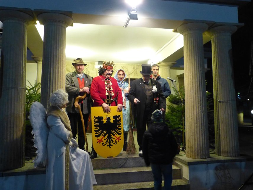 Bild: Roland, Weihnachtsmann und Oberb&uuml;rgermeister am Theater-Adventskalender