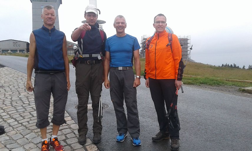 Bild: Detlef Koch (l.) am Mittag des 05.08.2017 beim 11. Harz-Hunderter EXTREM &uuml;ber 147 km von Seesen nach Lutherstadt Eisleben auf dem Brocken. 