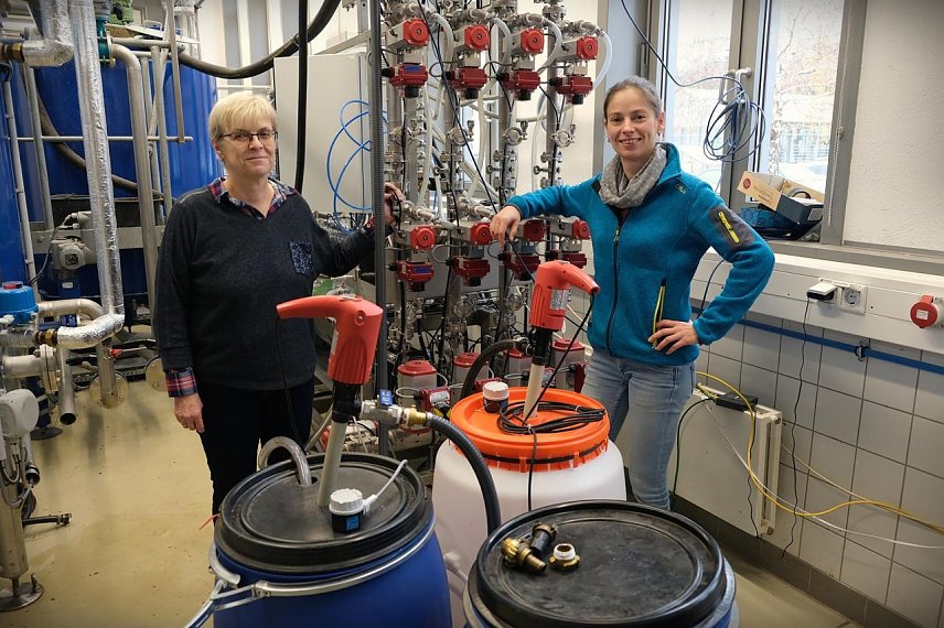 Bild: Prof. Dr. Uta Breuer und Dr.-Ing. Anja Schreiber vor der Forschungsbiogasanalage der Hochschule Nordhausen