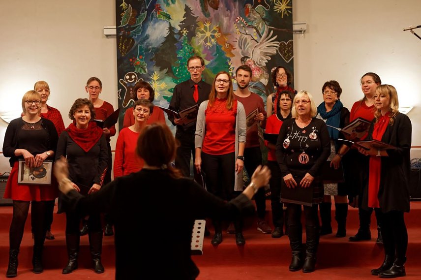 Bild: Auch das Kollegium stand singend auf der B&uuml;hne