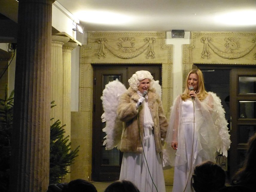 Bild: Am Theater-Adventskalender konnte man heute mit Stefanie Hertel einen weiteren Engel begr&uuml;&szlig;en