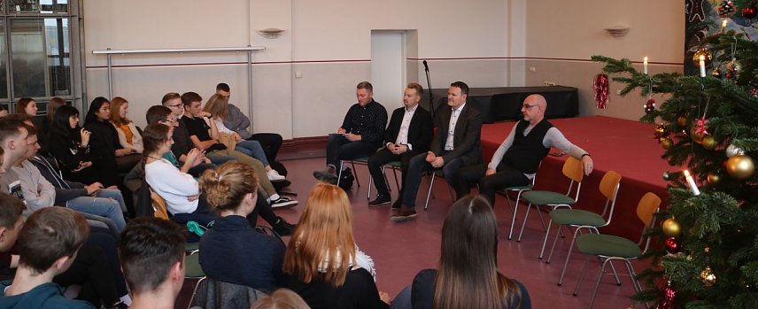 Bild: Warum in die Ferne schweifen? - Diskussionrunde am Herder-Gymnasium
