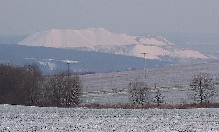 Bild: Kaliabraumhalde vom Schacht Sondershausen aus Sicht zwischen Wernrode und Wolkramshausen 