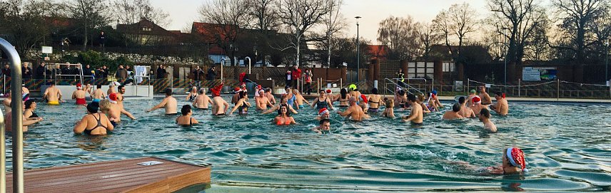 Bild: Eisbaden zur D&auml;mmerung in Bad Frankenhausen