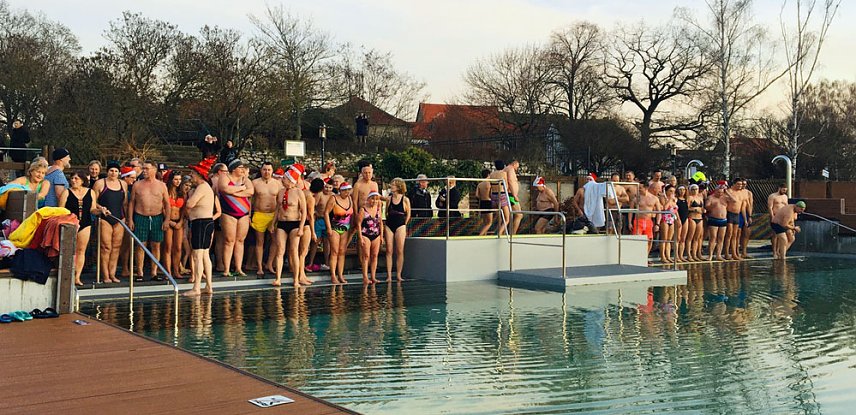 Bild: Eisbaden zur D&auml;mmerung in Bad Frankenhausen
