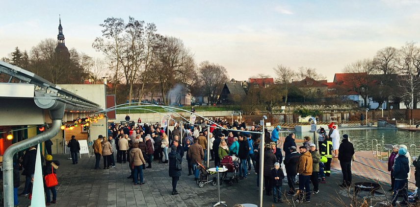 Bild: Eisbaden zur D&auml;mmerung in Bad Frankenhausen