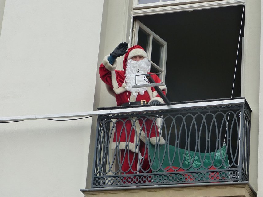 Bild: Hinter dem 24. Fenstert&uuml;rchen verbarg sich heute morgen der Weihnachtsmann h&ouml;chstpers&ouml;nlich