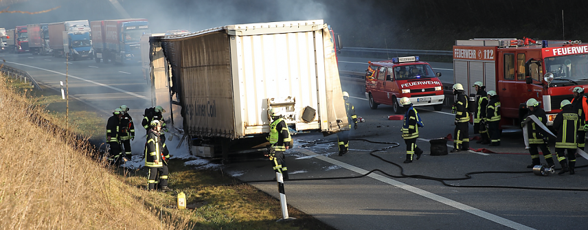 Bild: Lkw auf der A38 ausgebrannt