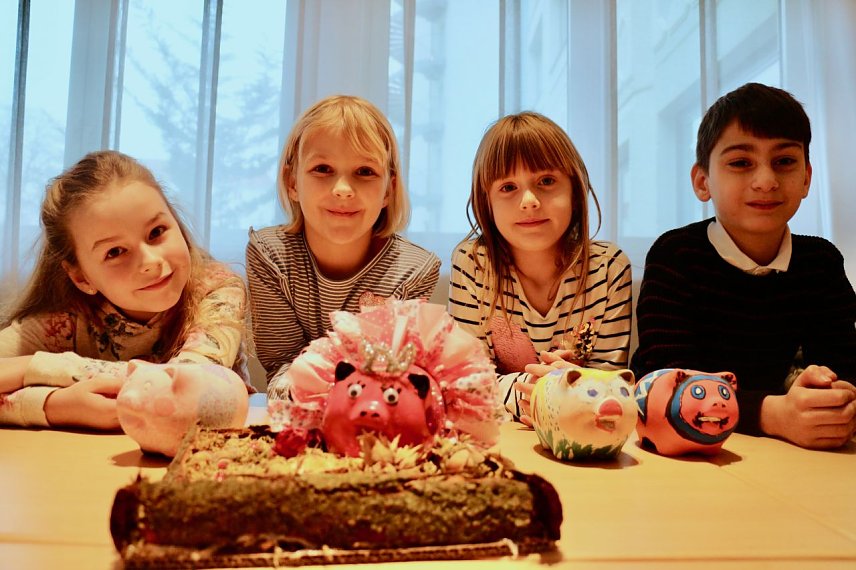Bild: 20 Schulen, 20 Schweinchen, f&uuml;nf Gewinner - die Sieger des Sparschwein-Wettbewerbs der Kreissparkasse wurden heute ausgezeichnet